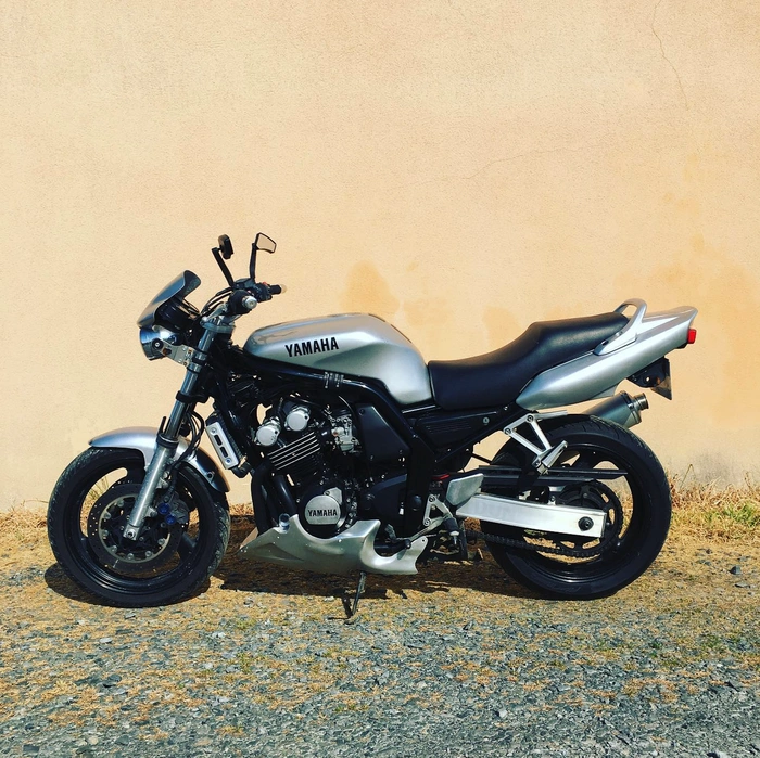 Yamaha Fazer 600 2000 grigia